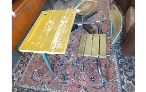 BUREAU ENFANT ECOLIER AVEC ASSISE