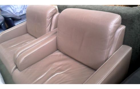 SILLÓN DE CUERO CLUB PARDO CUERO LA UNIDAD
