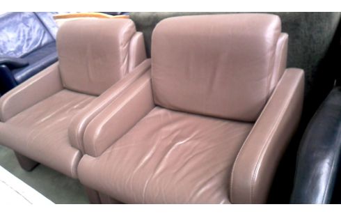 SILLÓN DE CUERO CLUB PARDO CUERO LA UNIDAD