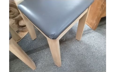 4 CHAISES A   2 ABIMEES AU COIN