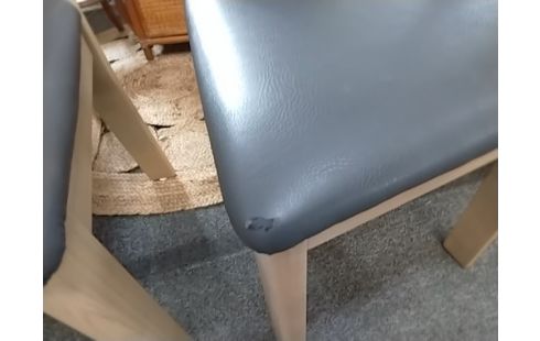 4 CHAISES A   2 ABIMEES AU COIN