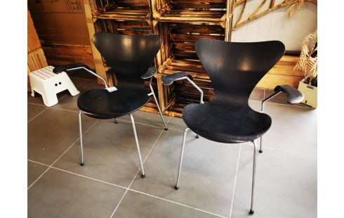 CHAISE ARNE JACOBSEN PAR FRITZ HANSEN LA PAIRE