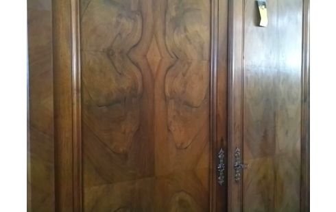 ARMOIRE 2P AVEC ETAGERES ET 3T INTERIEUR