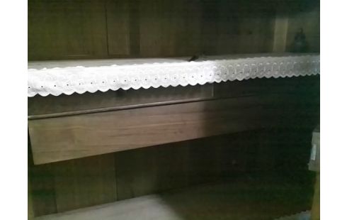 ARMOIRE 2P AVEC ETAGERES ET 3T INTERIEUR