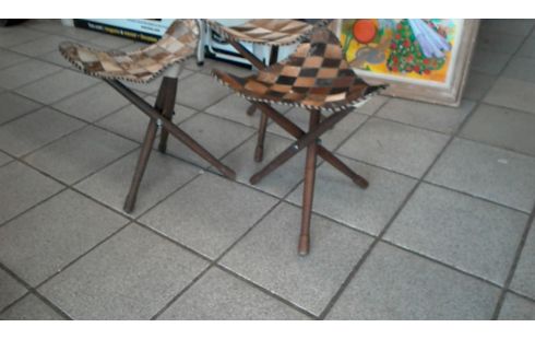 TABOURET WESTERN CUIR ET BOIS  L'UN
