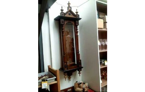 UHRENKASTEN HOLZ DUNKEL FLORAL VERZIERT