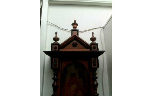 UHRENKASTEN HOLZ DUNKEL FLORAL VERZIERT