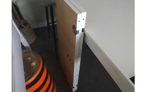 TABLE MODERNE BLANCHE AVEC 2 ALLONGES (PLUSIEURS RAYURES)