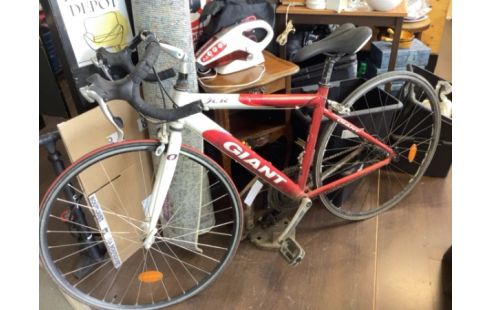 VELO DE COURSE GIANT EN L ETAT