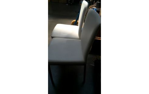 2 STOELEN ECRU SIMILI