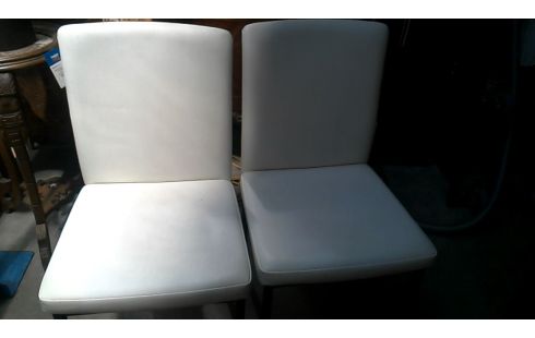 2 STOELEN ECRU SIMILI