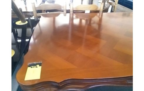 TABLE STYLE LOUIS XV AVEC RALLONGES INTERIEURES
