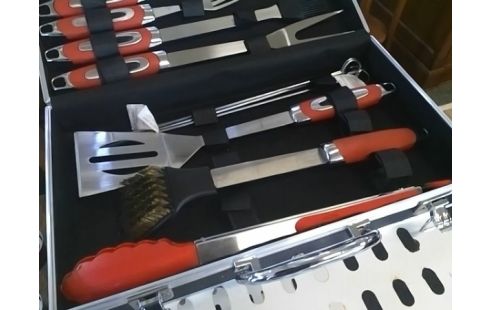 LOT D'USTENTILES POUR BARBECUE