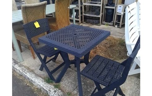 TABLE DE JARDIN AVEC 2 CHAISES PLIANTES NOIRES
