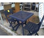 TABLE DE JARDIN AVEC 2 CHAISES PLIANTES NOIRES
