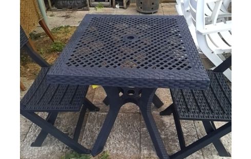 TABLE DE JARDIN AVEC 2 CHAISES PLIANTES NOIRES