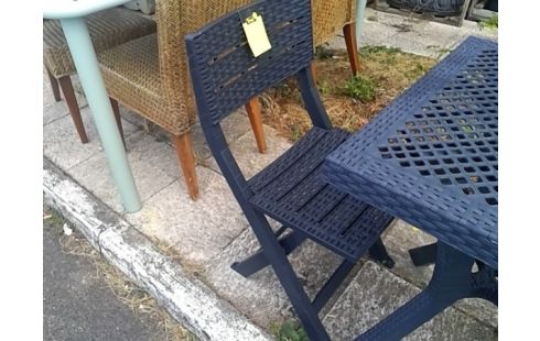 TABLE DE JARDIN AVEC 2 CHAISES PLIANTES NOIRES