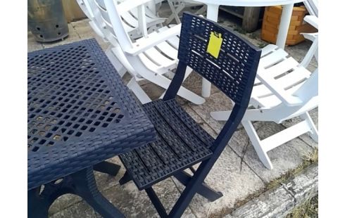 TABLE DE JARDIN AVEC 2 CHAISES PLIANTES NOIRES