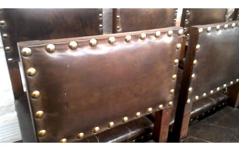 6 STOELEN +2 ARMSTOEL BRUIN LEDER GENAGELD