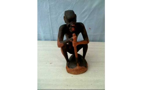 FIGUR HOLZ STAMMESMANN SITZEND