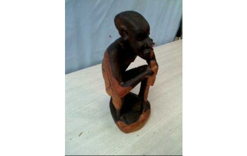 FIGUR HOLZ STAMMESMANN SITZEND