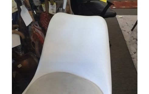 CHAISE MODERNE BLANCHE (QLQS TACHES)