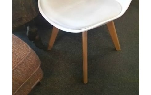 CHAISE MODERNE BLANCHE (QLQS TACHES)