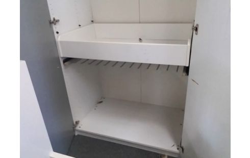 ARMOIRE 2P (DONT 1 VITREE) AVEC PENDERIE (QLQS USURE)