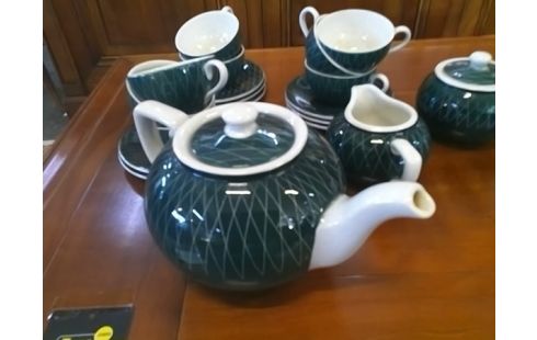SERVICE DE VAISSELLE VERT ET BLANC