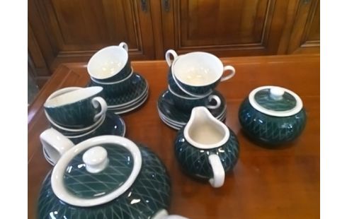 SERVICE DE VAISSELLE VERT ET BLANC