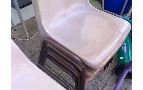 LOT DE 4 CHAISES PLASTIQUE MARRON