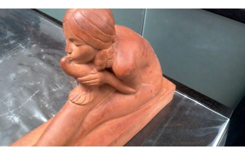 BEELD TERRA COTTA VROUW DUIF GUERO