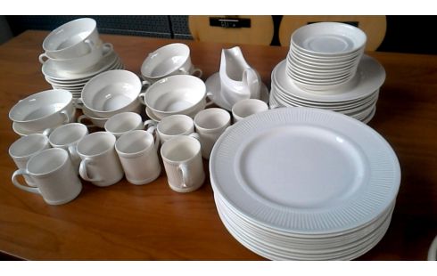 SERVIES WIT PORSELEIN STAFFORDSHIRE