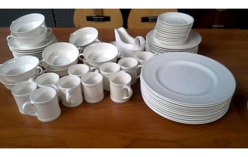 SERVIES WIT PORSELEIN STAFFORDSHIRE