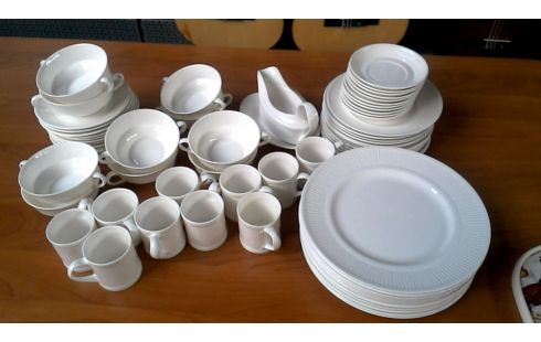 SERVIES WIT PORSELEIN STAFFORDSHIRE