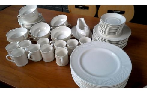 SERVIES WIT PORSELEIN STAFFORDSHIRE