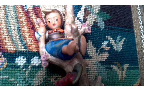 STATUETTE HUMMEL FILLE MET, , CHIEN