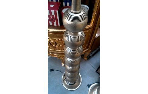 LÁMPARA DE SOBREMESA LA UNIDAD PLATA COLOR