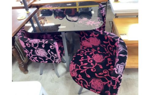 TABLE AVEC 4 FAUTEUILS CARRE VERRE NOIR ET ROSE