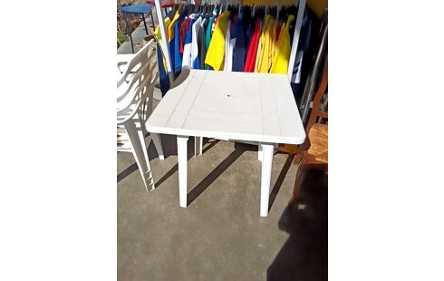 TABLE DE JARDIN CARRÉ PVC BLANC