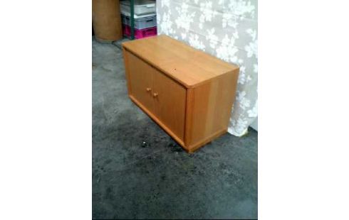 BEISTELLSCHRANK HOLZ HELL 2-T. KNOPFGRIFFE