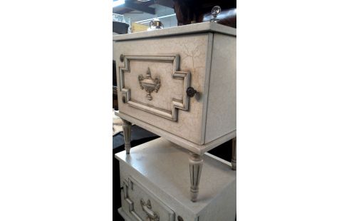 CHEVET ECRU 1 PORTE STYLE LOUIS XVI L UNITE
