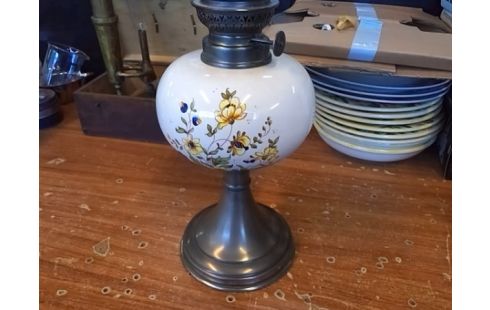 LAMPE A PETROLE MOUSTIER