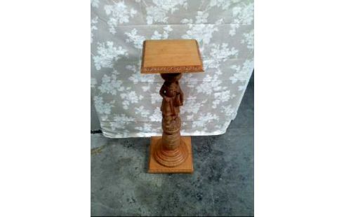 BLUMENHOCKER SÄULE HOLZ GESCHNIZT FRAU