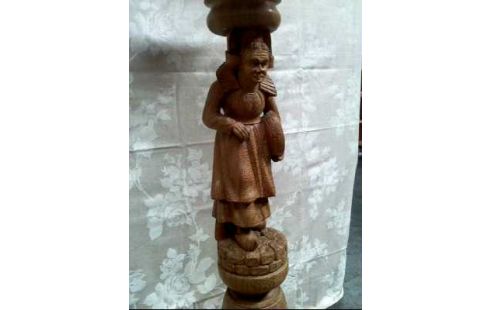 BLUMENHOCKER SÄULE HOLZ GESCHNIZT FRAU