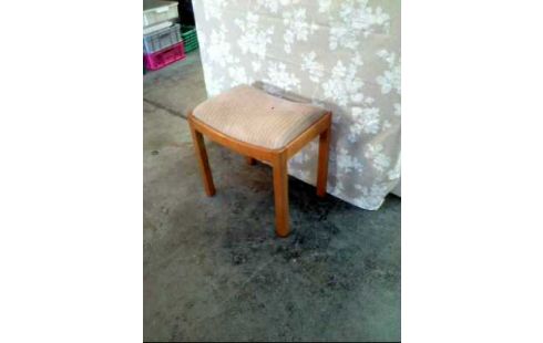 HOCKER HOLZ 4-BEINIG POLSTER STOFF GESTR.