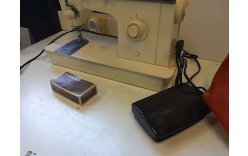 MACHINE A COUDRE SINGER (AVEC ACCESSOIRES)