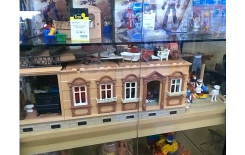 PLAYMOBIL MAISON AVEC PERSONNAGES ET ACCESSOIRES