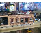 PLAYMOBIL MAISON AVEC PERSONNAGES ET ACCESSOIRES