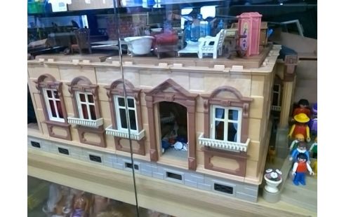 PLAYMOBIL MAISON AVEC PERSONNAGES ET ACCESSOIRES